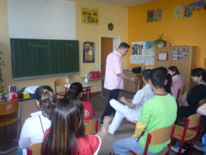 Fadi Saad bei der Arbeit mit Jugendlichen im Klassenzimmer