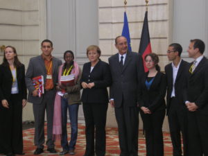 Gruppenfoto mit Fadi Saad und Angela Merkel beim Ministertreffen in Paris
